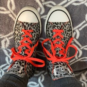 Leopard print Converse high top tennis shoes